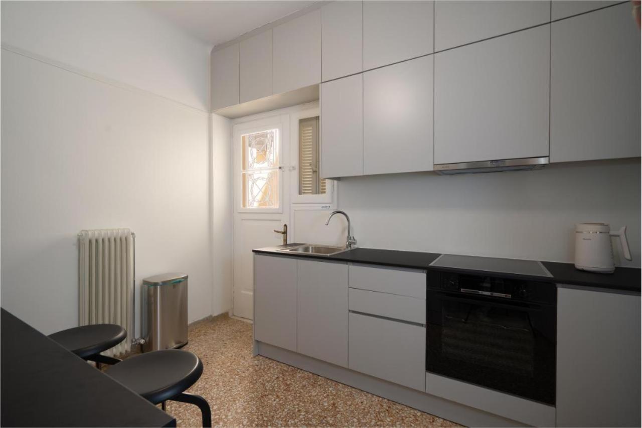 Vibrant Urban Getaway: Charming 2-Bedroom Near Bars, Parks, And Metro Athens Ngoại thất bức ảnh