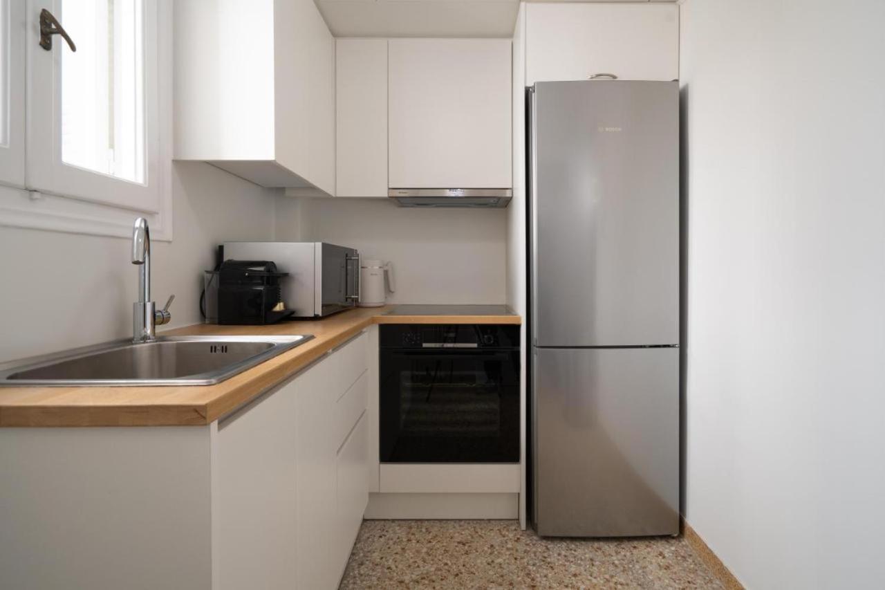 Vibrant Urban Getaway: Charming 2-Bedroom Near Bars, Parks, And Metro Athens Ngoại thất bức ảnh