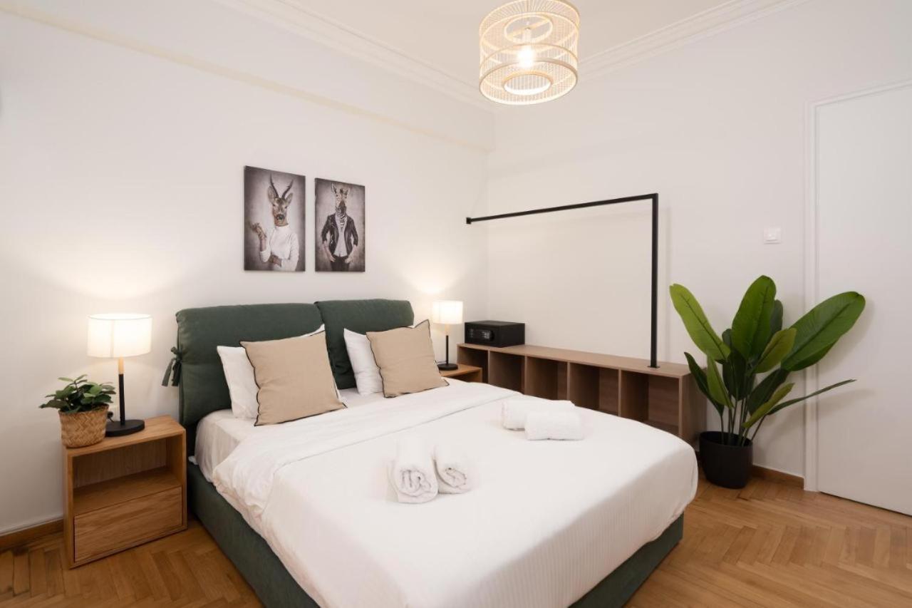 Vibrant Urban Getaway: Charming 2-Bedroom Near Bars, Parks, And Metro Athens Ngoại thất bức ảnh